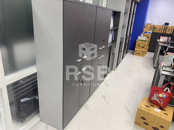 นำรีวิวภาพถ่ายจากหน้างานจัดส่งตู้เอกสารสูง ลูกค้าเลือกหน้าท๊อปสีกราไฟท์ ด้านข้างสีเทา สวยมากๆค่ะ