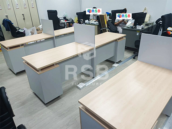 ลูกค้าต้องการโต๊ะทำงานใหม่จำนวน 6 ที่นั่งให้พนักงาน ต้องการที่มีฉากกั้นและตู้เอกสารในชุด